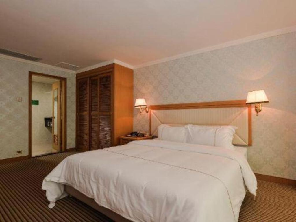 New Pearl River Hotel 4*