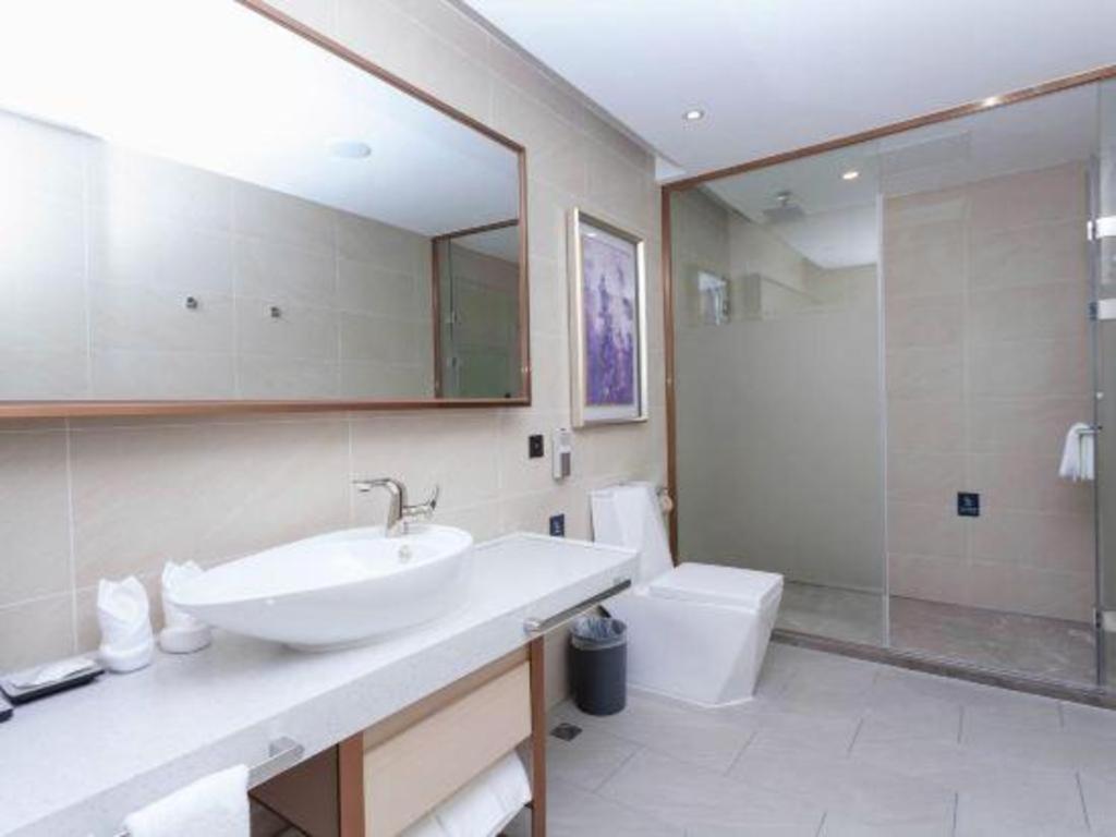 Lavande Zengchen Xintang Light Railway Station Hotel 3*