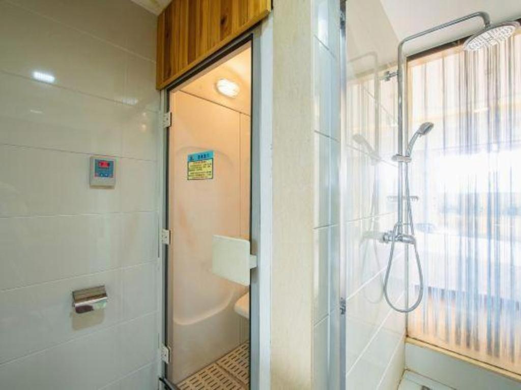 Chuanghui Business Hotel 4*