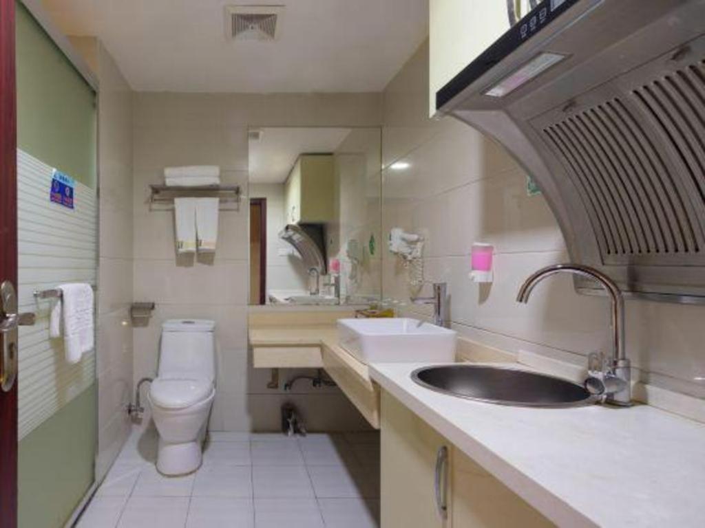 Chuanghui Business Hotel 4*