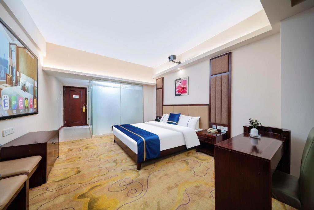 Comfort Hanxi Changlong Shiqiao Metro Station Hotel 2*