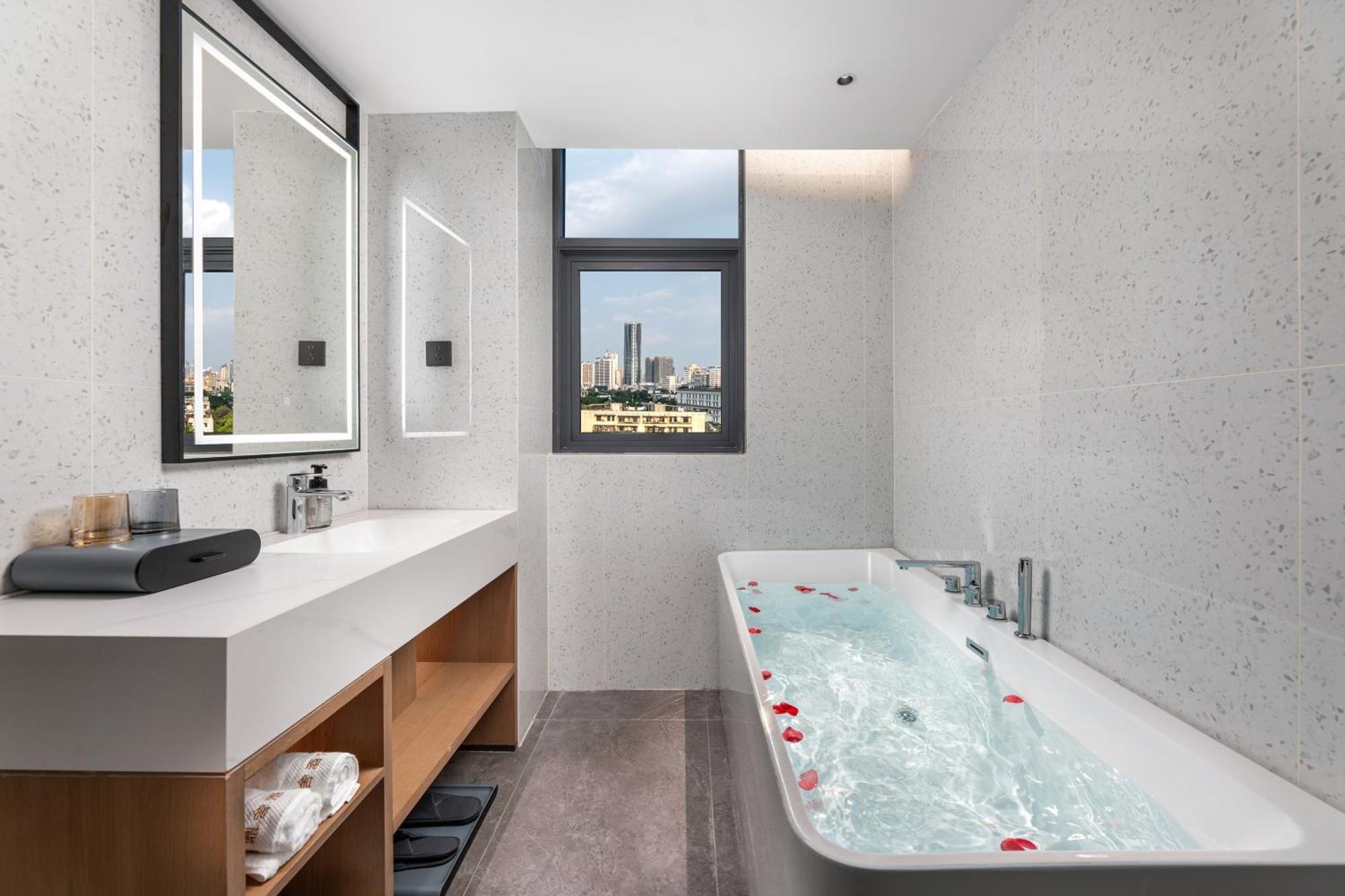 Dingshe Shamian Island Yongqingfang Branch Hotel 4*
