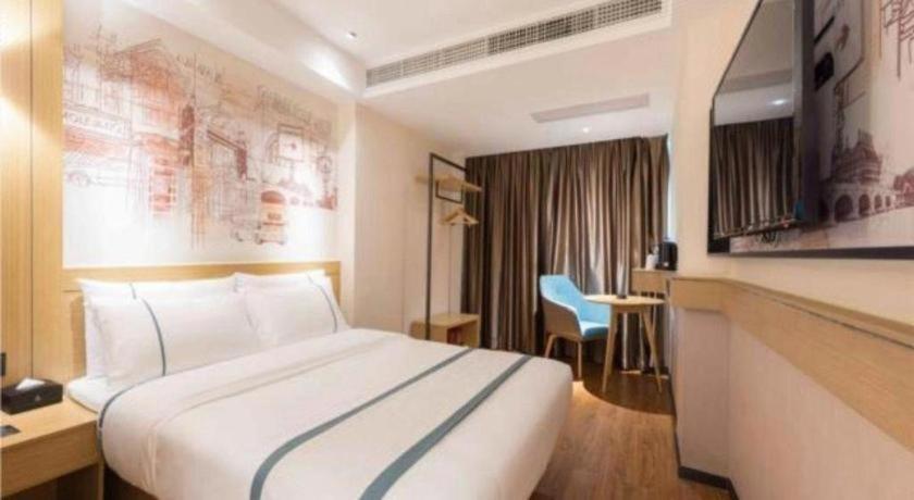 Hotel Comfort Southern Hospital Tonghe Metro Station 2*