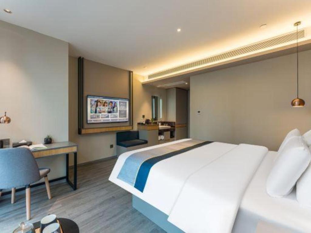 Selected Zhujiang New Town Wuyangcun Metro Station Hotel 3*