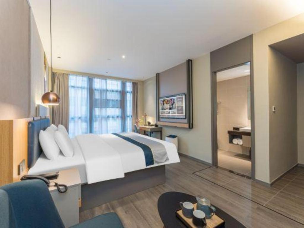Selected Zhujiang New Town Wuyangcun Metro Station 3*