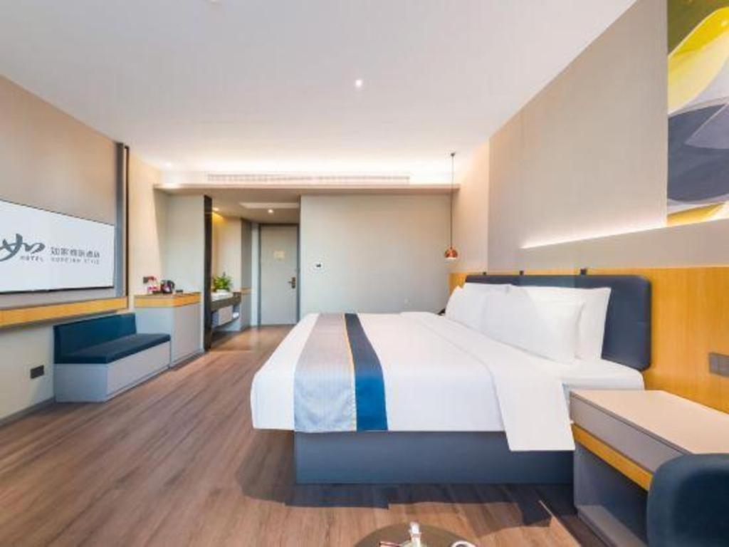 Selected Zhujiang New Town Wuyangcun Metro Station Hotel
