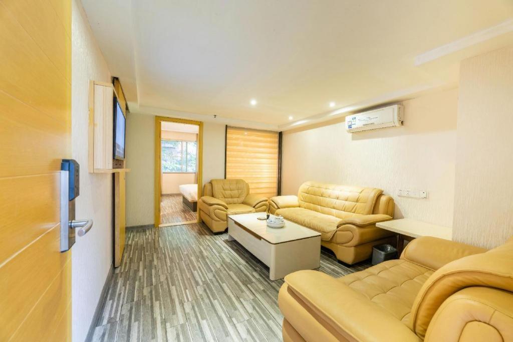 Comfort Luyuan Road Taojin Metro Station Hotel 2*