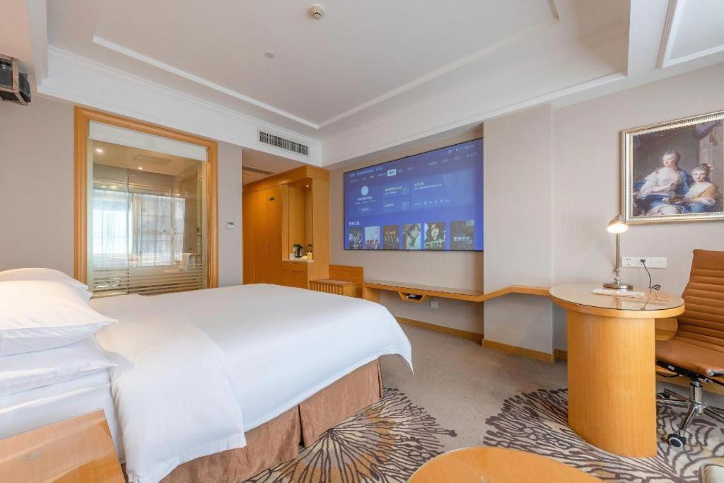 Vienna North Station Huaguoshan Metro Station Hotel