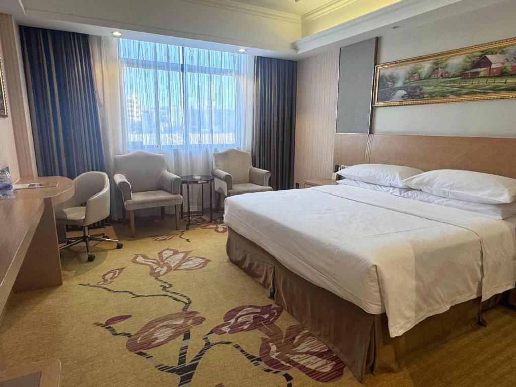Vienna Baiyun Airport Huadu Avenue Hotel 3*