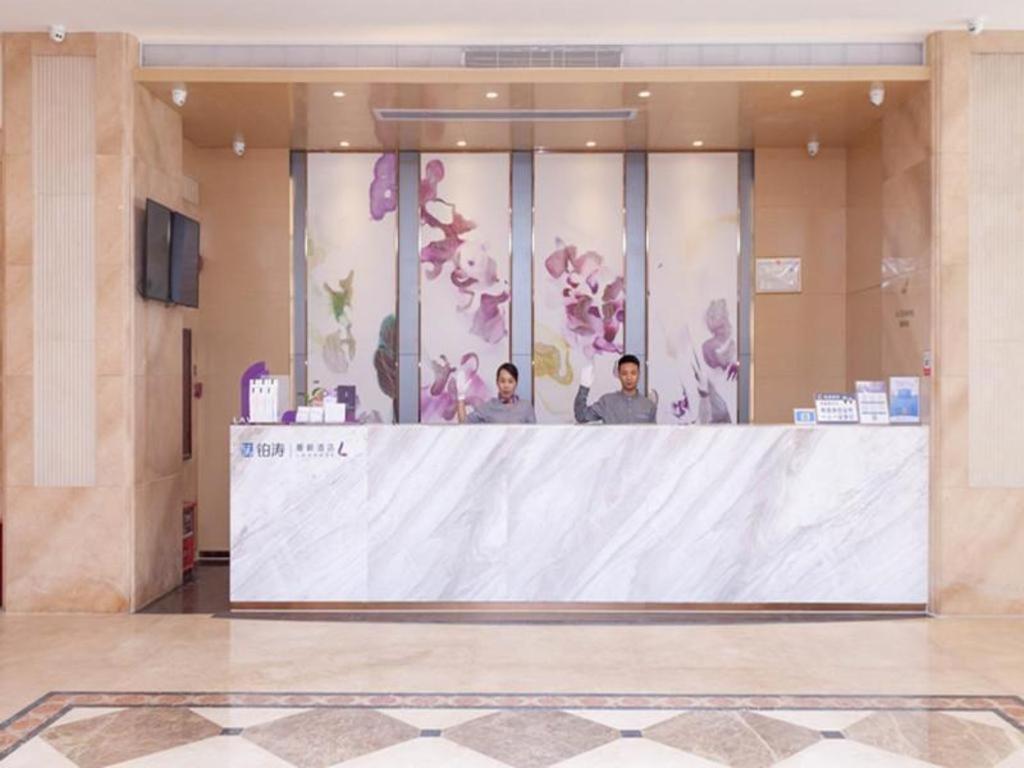 Lavande Zengchen Xintang Light Railway Station Hotel 3*