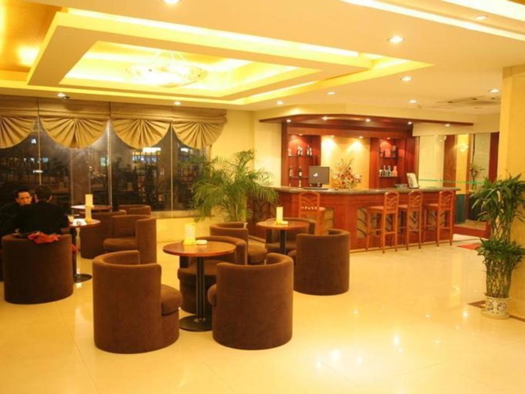 Chuanghui Business Hotel 4*