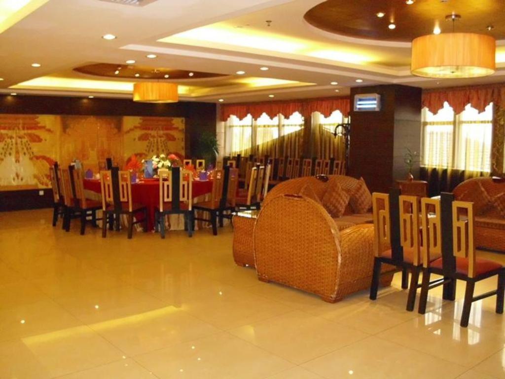 Chuanghui Business Hotel 4*