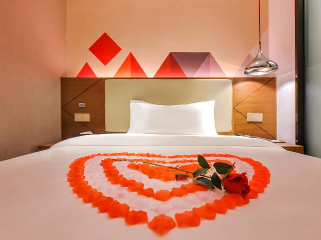Hotel Borrman Railway Station Yuexiu Park Memorial Hall