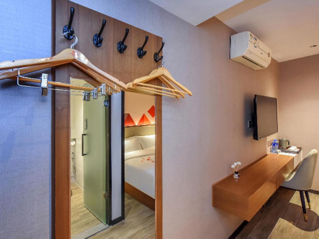 Hotel Borrman Railway Station Yuexiu Park Memorial Hall 3*