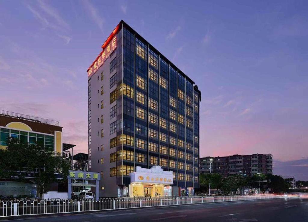 Vienna North Station Huaguoshan Metro Station Hotel