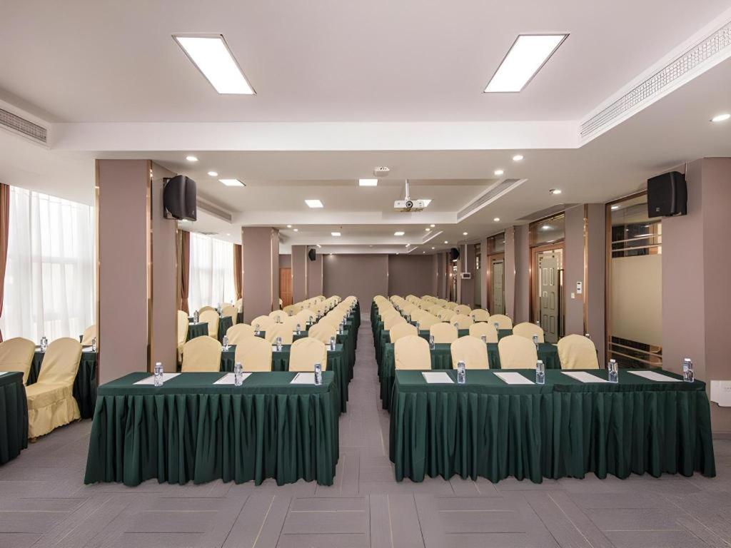 Hotel Vienna North Station Huaguoshan Metro Station