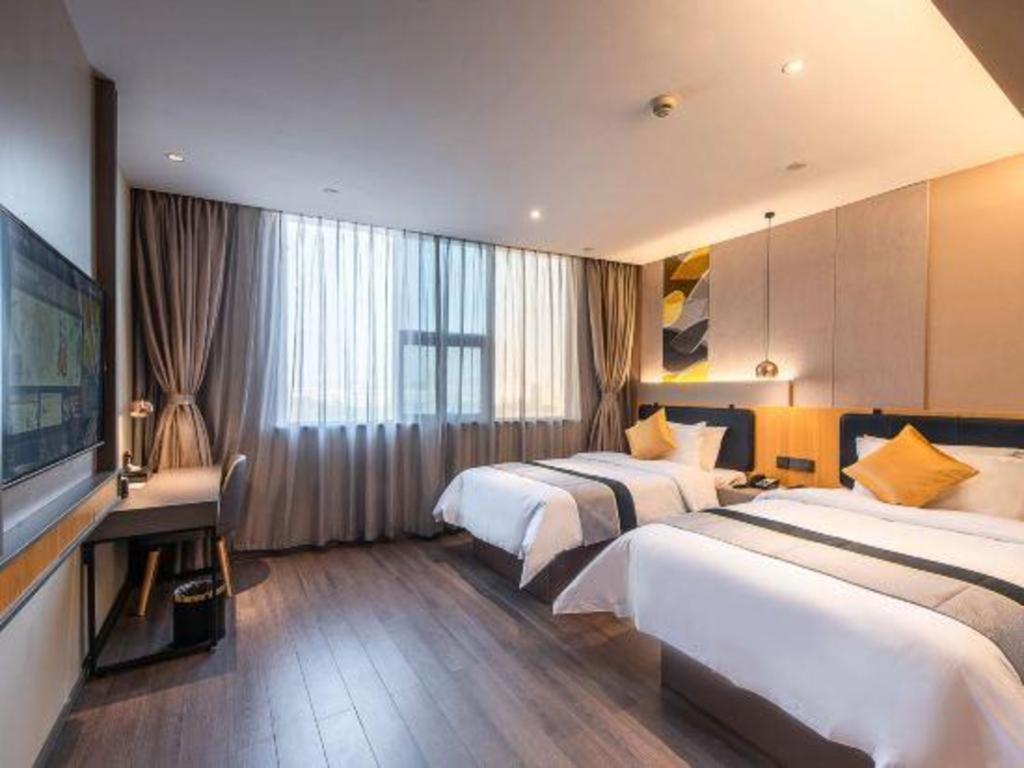 Selected Zhujiang New Town Wuyangcun Metro Station 3*