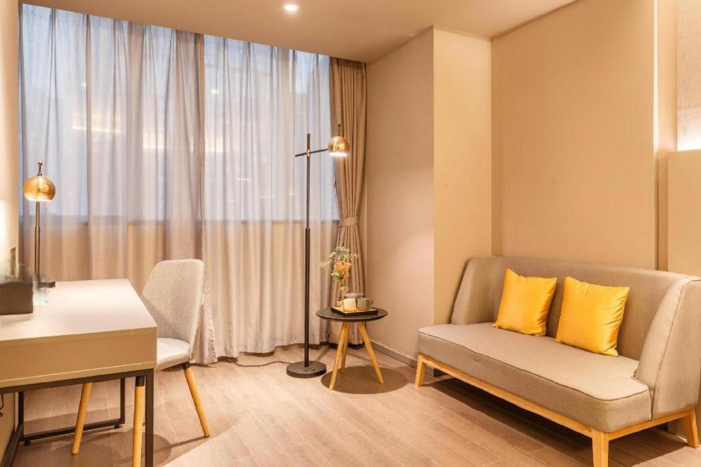 Selected Zhujiang New Town Wuyangcun Metro Station 3*