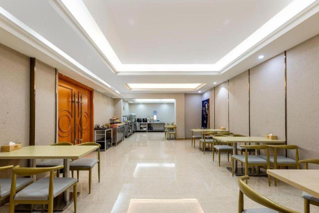 Hotel Vienna Luochongwei Bus Station Branch 3*