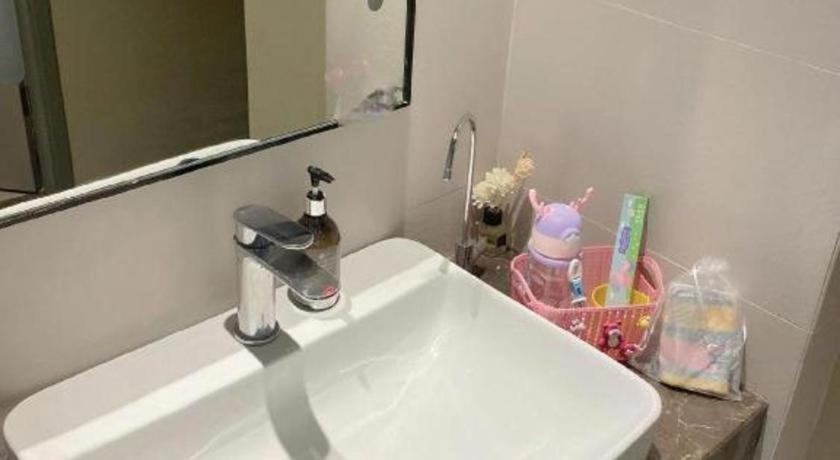 Selected Zhujiang New Town Wuyangcun Metro Station 3*