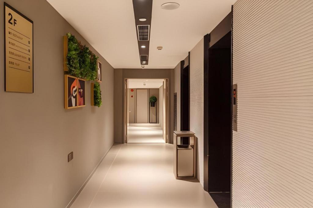 Selected Zhujiang New Town Wuyangcun Metro Station 3*