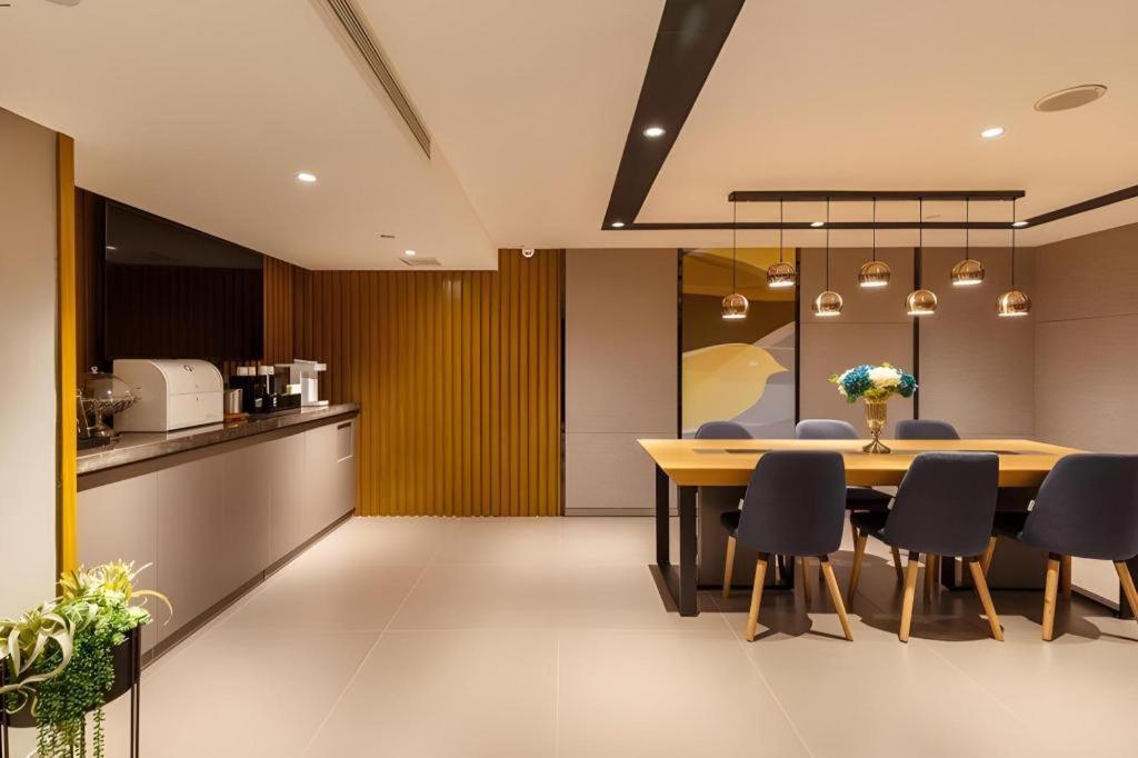 Hotel Selected Zhujiang New Town Wuyangcun Metro Station 3*