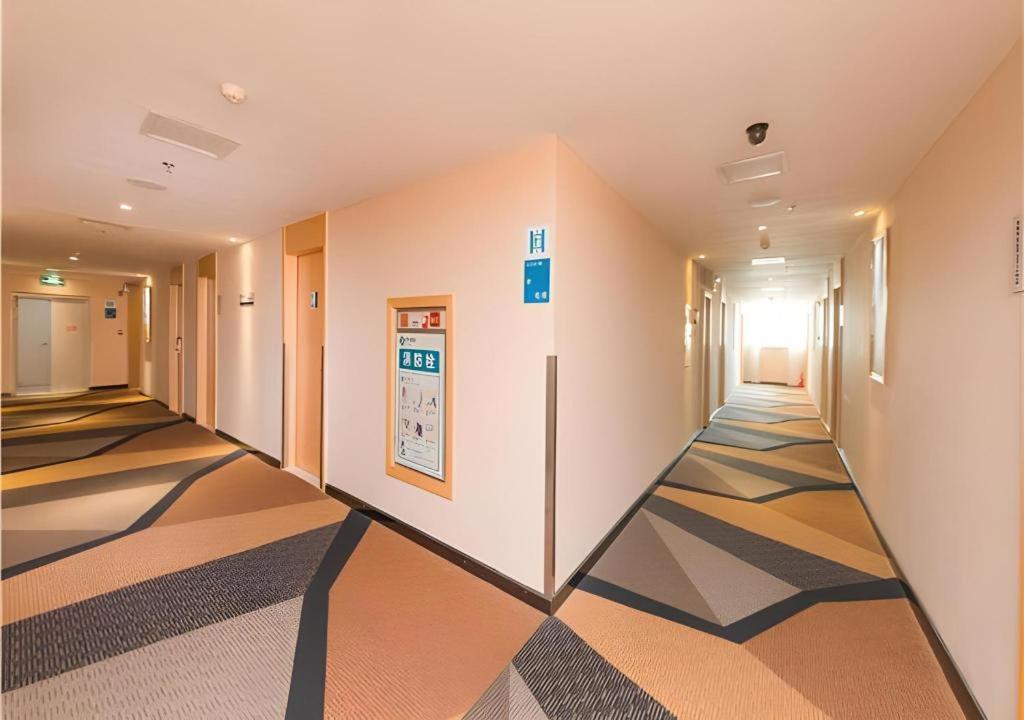 Hotel Comfort Hanxi Changlong Shiqiao Metro Station 2*