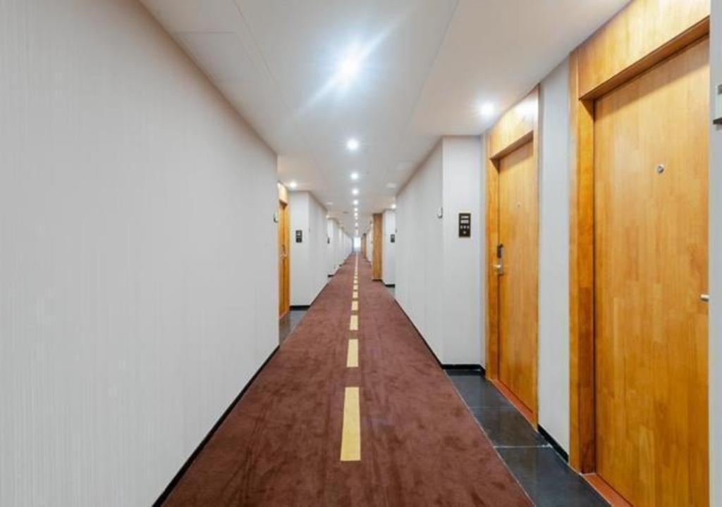Jtour Zhongluotan Metro Station Hotel 2*