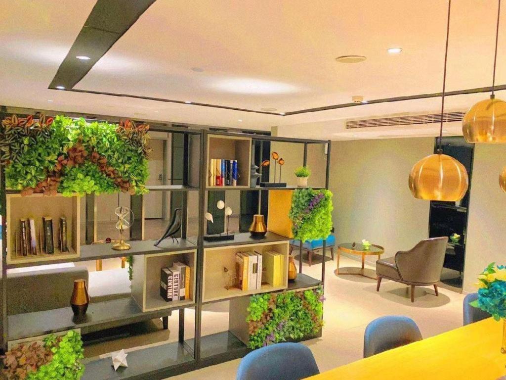 Selected Zhujiang New Town Wuyangcun Metro Station 3*
