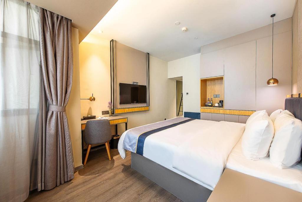 Selected Zhujiang New Town Wuyangcun Metro Station Hotel 3*
