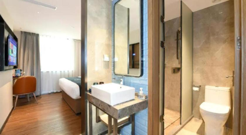 Echarm Tiyu West Raod Metro Station 3*