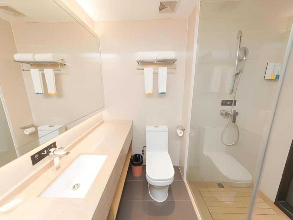 Comfort Panyu Qiaonan Aoyuan Plaza Hotel 2*