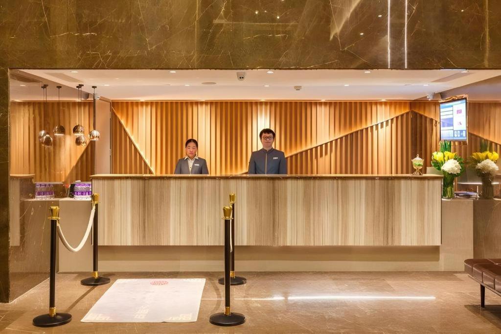 Hotel Selected Zhujiang New Town Wuyangcun Metro Station 3*