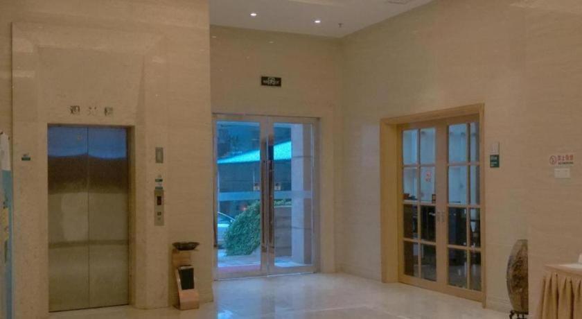 Hotel Comfort Hanxi Changlong Shiqiao Metro Station 2*