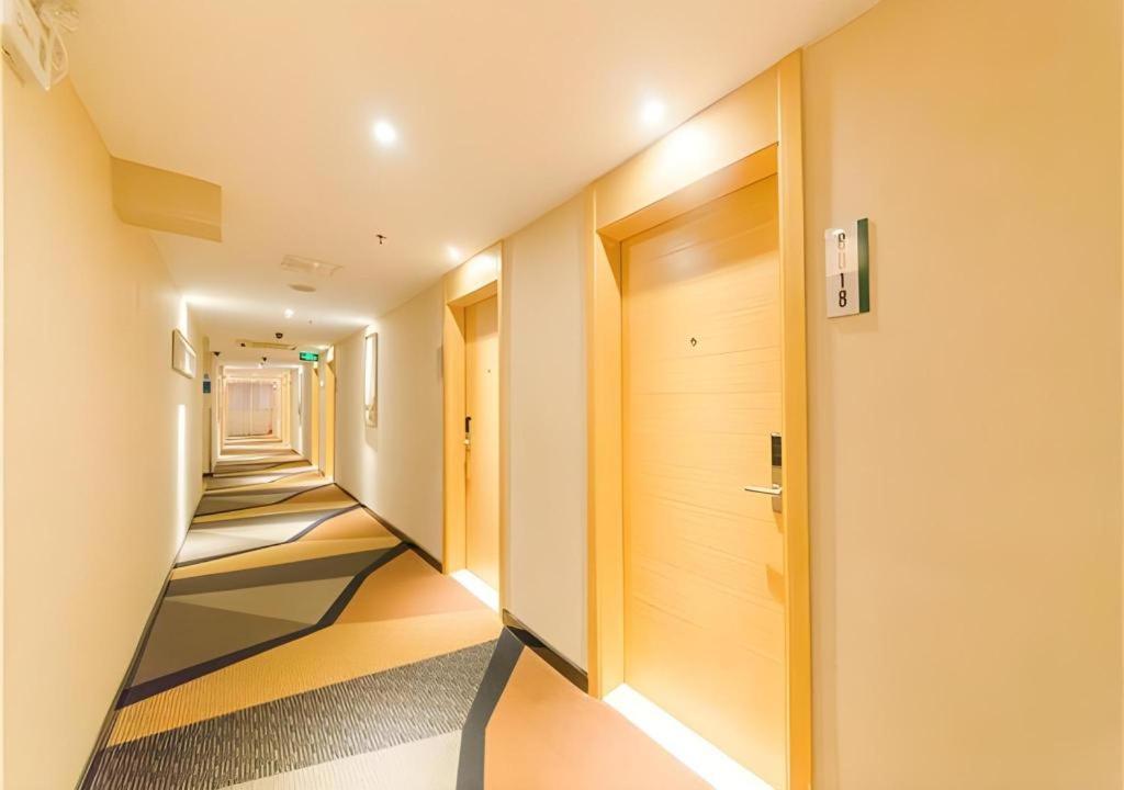 Comfort Hanxi Changlong Shiqiao Metro Station Hotel 2*