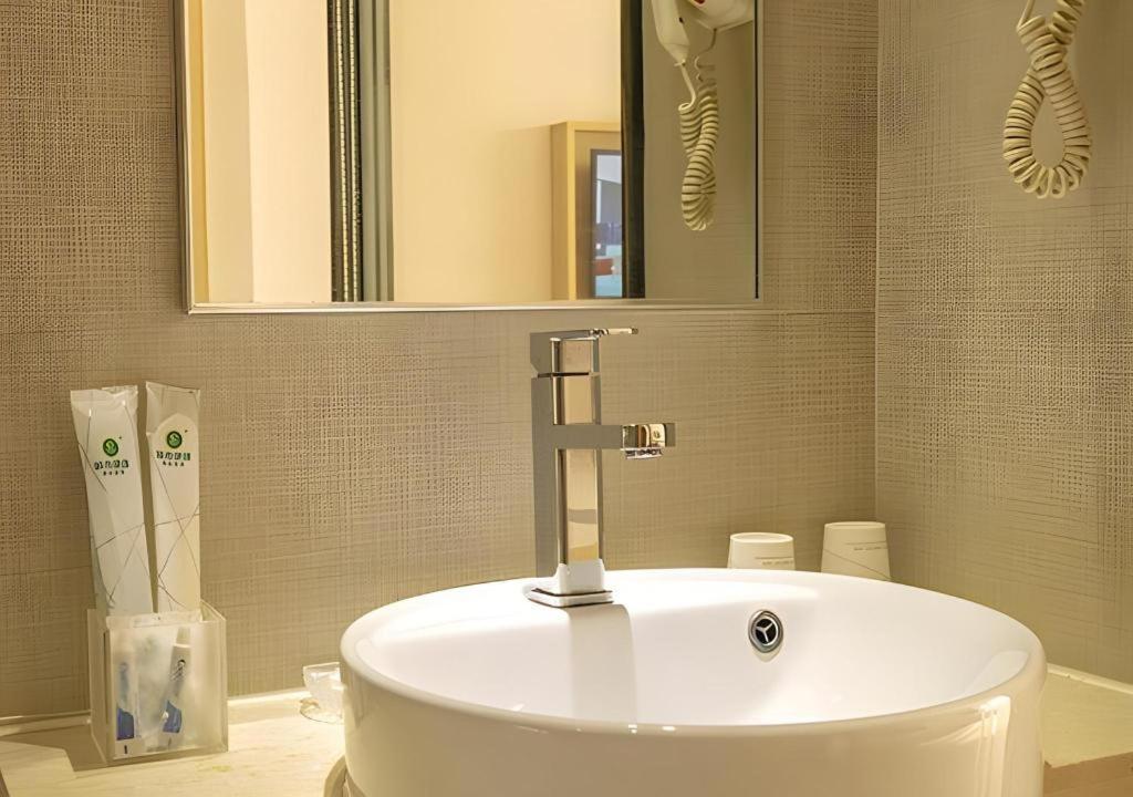 Comfort Guahgnzhou Huangpu East District Hotel 2*