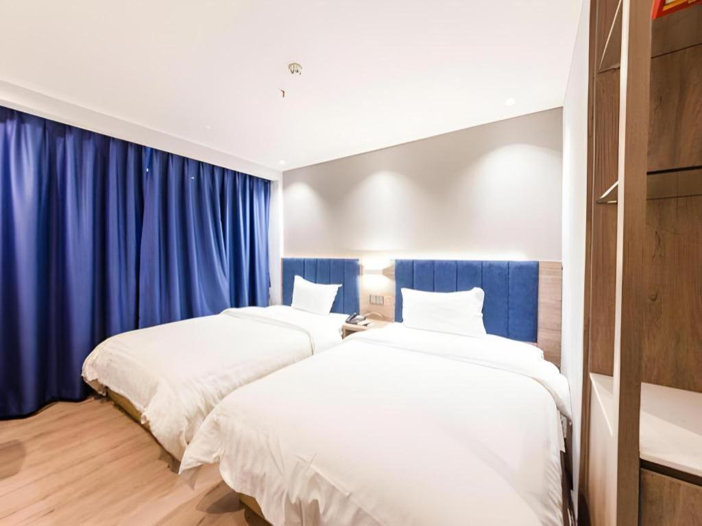 7 Days Premium Guangyuan Passenger Station Hotel