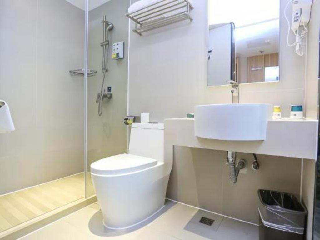 Hotel Comfort Hanxi Changlong Shiqiao Metro Station 2*