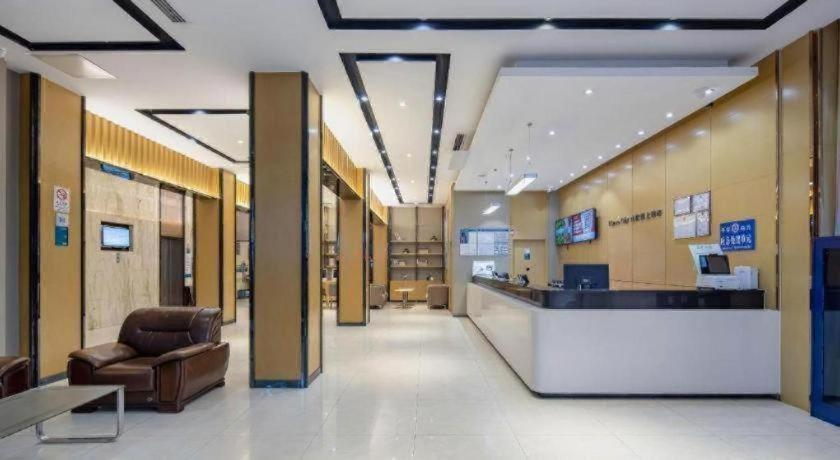 Comfort Renhe Metro Station Huatong Plaza Hotel 2*