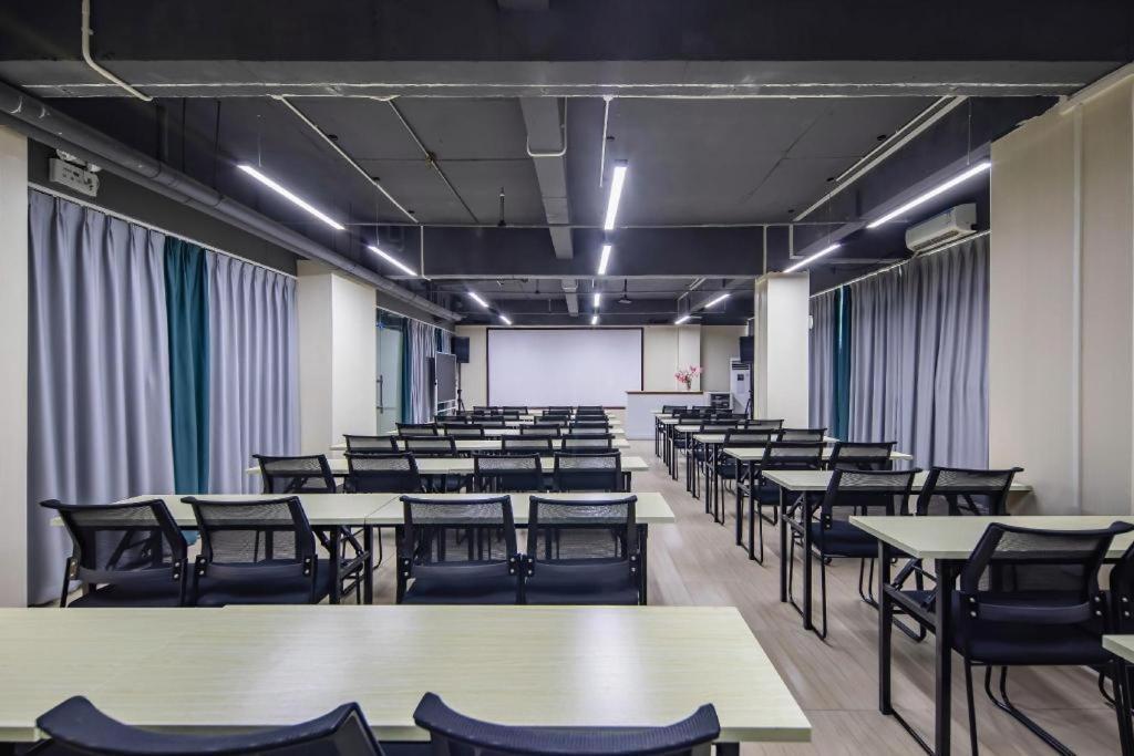 Comfort Renhe Metro Station Huatong Plaza Hotel 2*