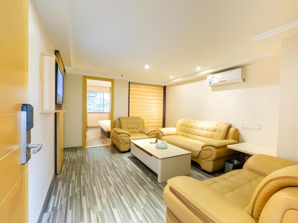 Comfort Luyuan Road Taojin Metro Station Hotel 2*
