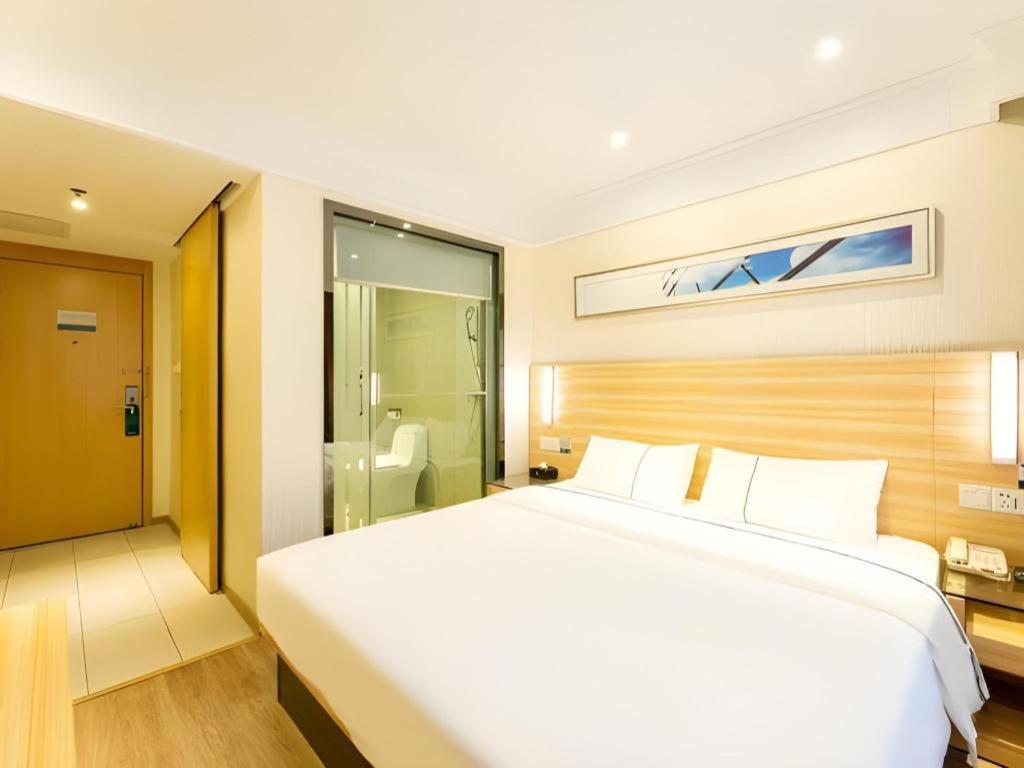 Comfort Luyuan Road Taojin Metro Station Hotel