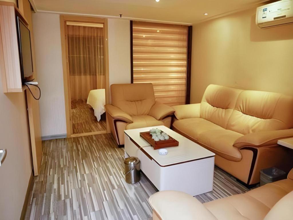Comfort Luyuan Road Taojin Metro Station Hotel