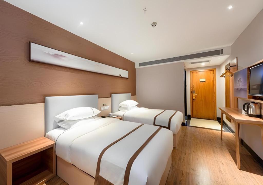 Jtour Zhongluotan Metro Station Hotel 2*