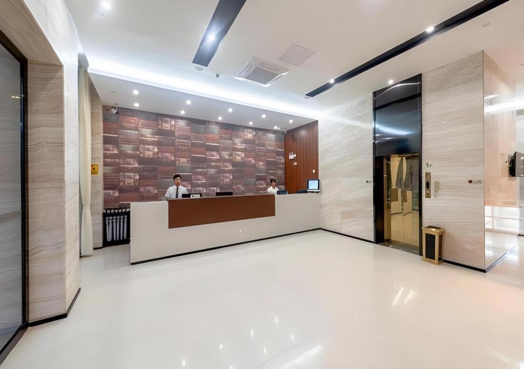 Jtour Zhongluotan Metro Station Hotel