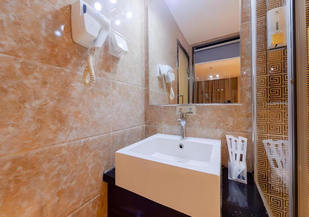 Hotel Jtour Zhongluotan Metro Station 2*