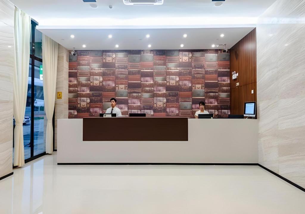 Jtour Zhongluotan Metro Station Hotel