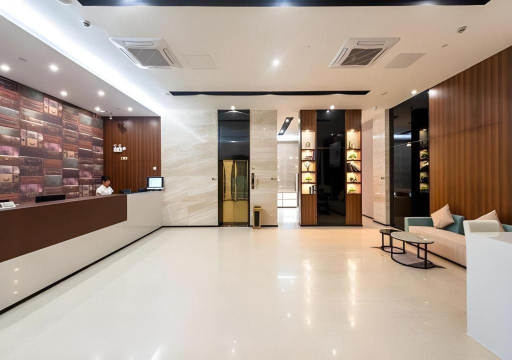 Jtour Zhongluotan Metro Station Hotel 2*