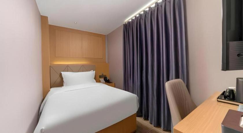 Borrman Shisanhang Ximenkou Metro Station Hotel 3*