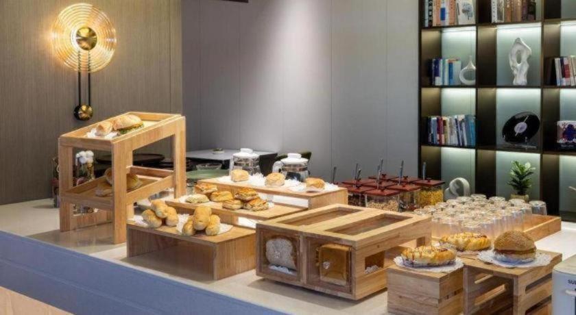 Vienna International Huangpu Hotel